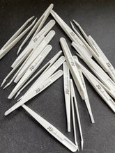 Lade das Bild in den Galerie-Viewer, JUlook. Pinzette